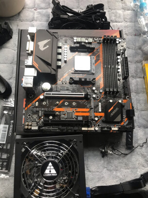 技嘉B450M AORUS ELITE跟技嘉B450M DS3H有本质区别吗？接口哪个比较多？哪个倍感舒适？