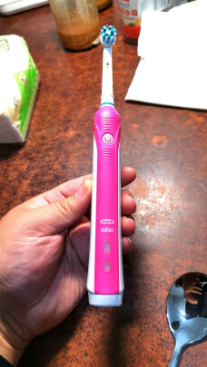 欧乐B P2000粉色跟飞利浦HX6806/02哪款更好，哪个刷牙舒适？哪个非常好用 