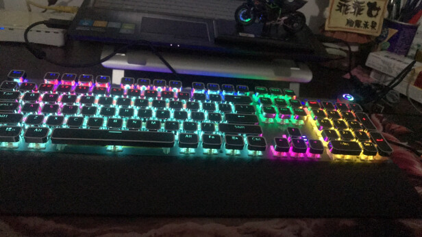 狼蛛F2088 银黑 茶轴与MSI GK50Z 电竞键盘到底哪款好点，按键哪个更加舒服，哪个十分酷炫？
