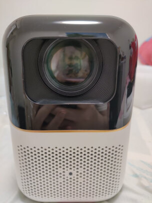 %title插图%num 小明 Q1 Pro 投影仪家用 投影机 卧室超高清便携投影(全向自动校正 自动对焦 远场语音)