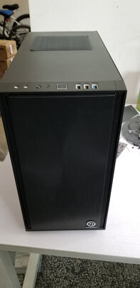 %title插图%num Tt(Thermaltake)启航者F1 机箱电源套装台式机电脑主机(含400W电源/支持M-ATX主板/支持背线/大侧透/U3)