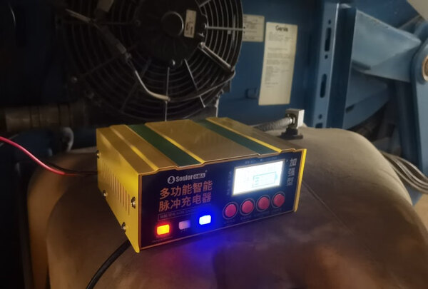 汽车电瓶充电器