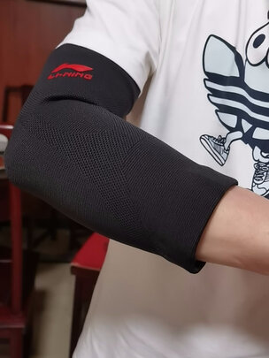 李宁运动护肘,打乒乓球运动时可有效保护肘关节,预防肌肉拉伤.