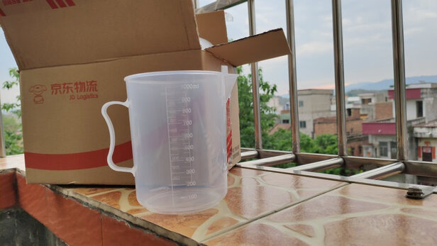 作为一个厨师这一种量杯那是必须要的,首先说一下这个量杯的毫升精准