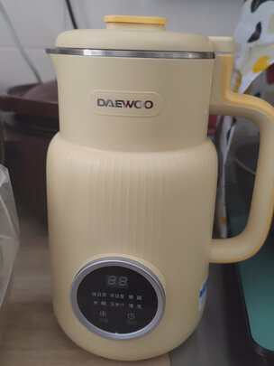 迷你破壁机小巧轻盈,造型简约可爱,但是容量不小,小家庭刚好够用,非常