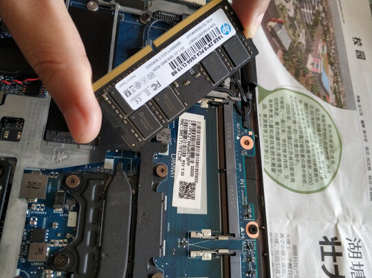 惠普笔记本内存条在哪个位置