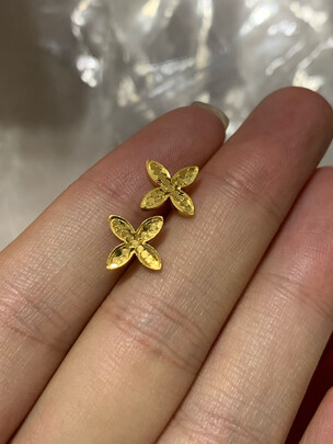 黄金耳钉