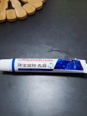 生产日期还是比较新鲜的，膏体没有什么刺激性的味道，味道比较好闻，不像有些药膏一股化学品的味道，这个好评，家里常备有备无患。