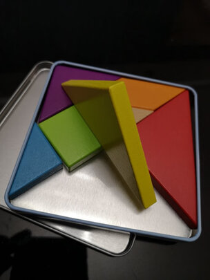 产品包装:外包装是纸盒包装,里面有任务卡片和七巧板,七巧板是单队妹