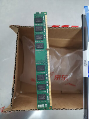 金士顿DDR3 1600 4GB跟光威战将 DDR3 8G 1600有区别没有？性能哪款比较强？哪个精致美观？