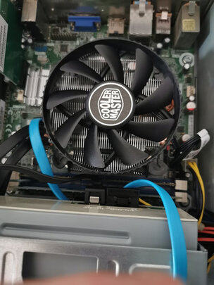 %title插图%num 酷冷至尊(CoolerMaster)猎鲨V200 CPU散热器(INTEL平台/2热管/降噪风扇/低高度/附带硅脂)