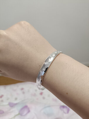 一:选购爱贝贝万足银光面款银手镯建议