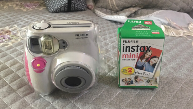 INSTAX 一次成像和INSTAX 拍立得mini25有哪些区别？哪款成像更加清晰？哪个色彩超好？