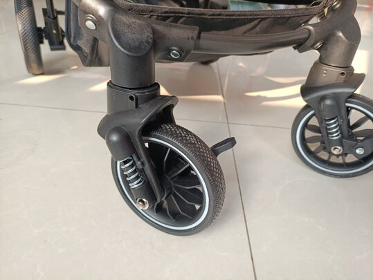 婴儿推车