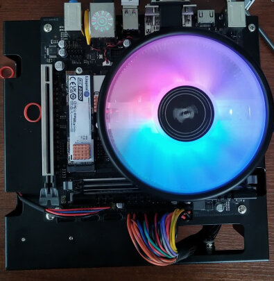 %title插图%num 游戏悍将凛冬T300台式机CPU散热器(AMD/intel平台/9.8CM风扇/液压风冷/RGB炫光等效/下压式/带硅脂)