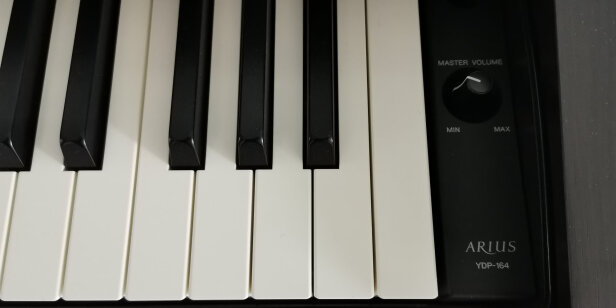 %title插图%num 雅马哈(YAMAHA)YDP164R棕色数码电钢琴88键重锤立柜家用数码钢琴成年专业考级