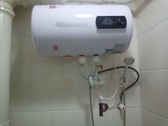 京东美的电热水器安装服务与京东0.1到底区别明显不？哪个服务用心，哪个工艺精美 