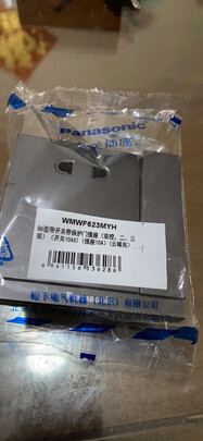 松下（ Panasonic）开关插座 带一开双控开关五孔电源插座面板 10A5孔带开关插座 悦皓 云碳灰 WMWF623MYH