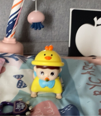 婴儿学爬玩具