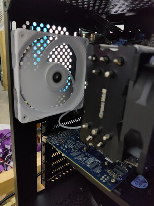 三,爱国者(aigo)机箱风扇网友对比评测