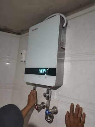 志高即热式电热水器|「用后真实感受」志高和美的电热水器哪个好？参数对比区别大不大