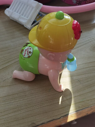 婴儿学爬玩具