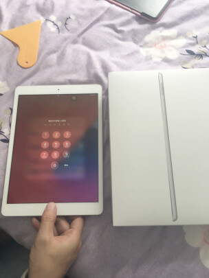 Apple iPad跟荣耀平板V6区别很大吗？哪个做工比较好？哪个倍感舒适 