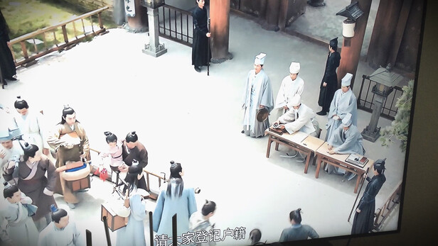 三星UA65TUF88EJXXZ电视|外观展示三星TUF88E对比Q6A哪款好？只选性价比高而又不贵