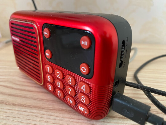 小收音机款式简单,外观好看,红色很经典,价格还算实惠,使用起来很方便