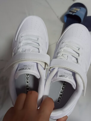 儿童运动鞋