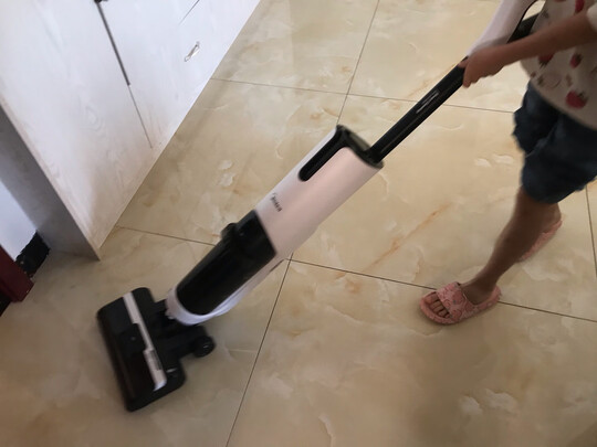 吸尘器|评测细节：讲一讲看，美的洗地机X8怎么样？用后一周讲实情真相？