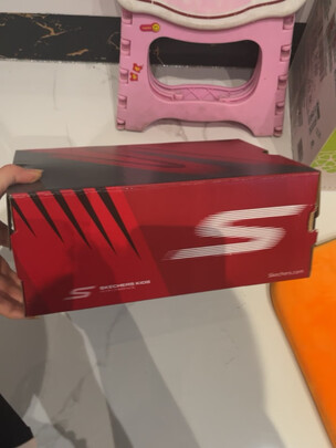 儿童运动鞋