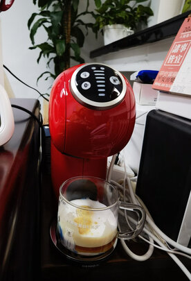 雀巢多趣酷思(Dolce Gusto)入门款春日胶囊咖啡机组套 内含MiniMe胶囊咖啡机(9770.WR)+星巴克樱花拿铁胶囊*2