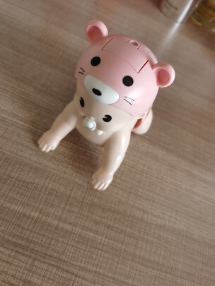 婴儿学爬玩具