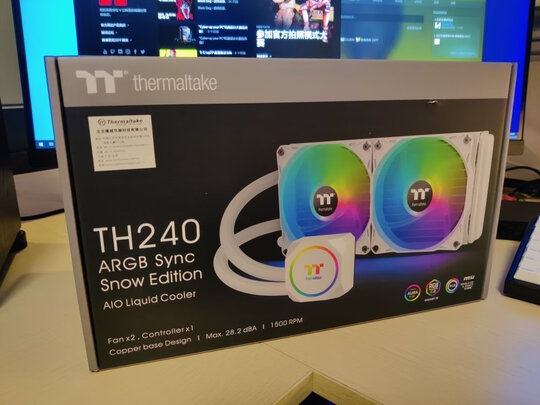 %title插图%num Tt(Thermaltake)TH240 ARGB 白雪版 一体式CPU水冷散热器 (1680万色/主板同步/全铜水冷头/独立控制盒)