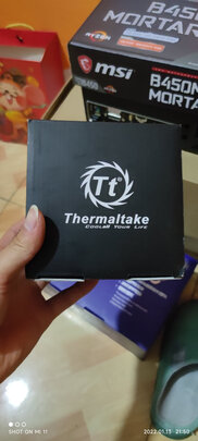 %title插图%num Tt(Thermaltake)五彩凤梨 CPU散热器风扇(炫彩版/多平台/RGB炫光灯效/下压式/附带硅脂)