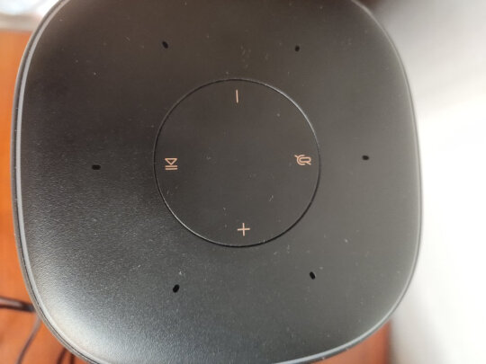 小米小爱音箱 Pro 黑色与小度在家智能屏有区别没有？哪个操控比较方便？哪个反应灵敏？