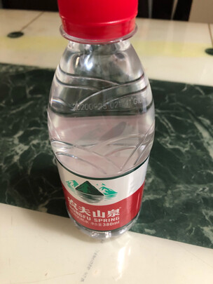 超级合适,一大箱矿泉水,师傅还给送上楼,比超市便宜很多,给送到家