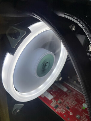 %title插图%num 酷冷至尊(CoolerMaster)海魔120 水冷散热器(多平台/一体水冷/LED蓝光降噪风扇/高效水冷泵/电脑组件)