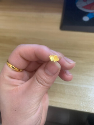 黄金耳钉