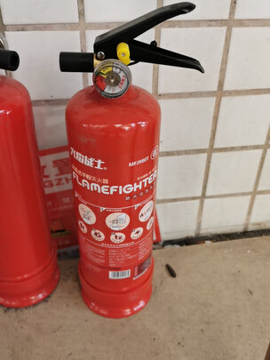 一:选购火焰战士白色车载灭火器建议