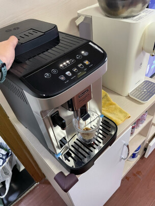 %title插图%num 德龙(Delonghi)咖啡机 E系列 意式全自动咖啡机 家用 迷你奶缸 一键奶咖 欧洲原装进口 E LattePlus