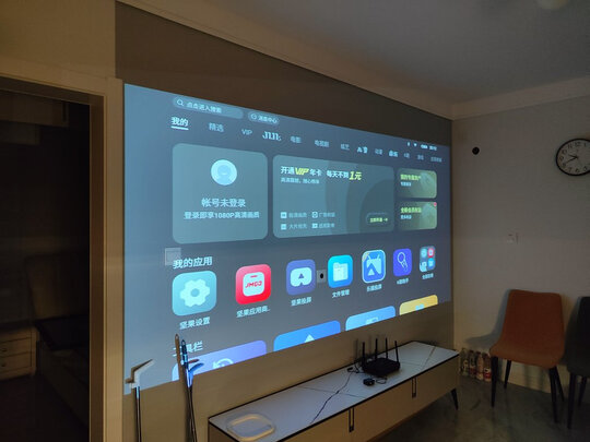 坚果G9投影机家用 卧室办公 (全自动六向梯形校正 双语音控制 丹拿专业调音 1080P高清 京东小家智能生态)