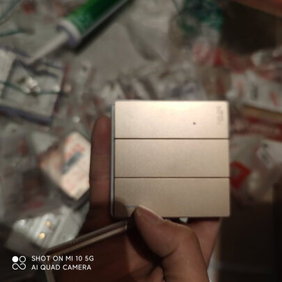%title插图%num 德力西(DELIXI)开关插座面板窄边框CD813家简系列电源插座五孔86型曙光金色 斜五孔插座