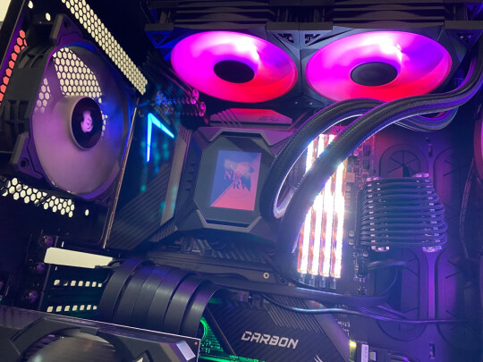 %title插图%num 微星(MSI) 240一体式电脑机箱CPU水冷散热器 寒霜K240(2把ARGB温控风扇/LCD屏幕/Asetek第七代冷头/5年质保)