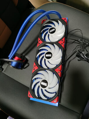 %title插图%num Tt(Thermaltake)大台风360一体式CPU水冷散热器 美国队长版 漫威正版授权(ARGB可旋转OLED水冷头/高效能)