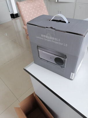 %title插图%num 联想(Lenovo)L5 投影仪家用 办公投影机 智能家庭影院(1080P高清 支持侧投 高流明度 无线同屏)