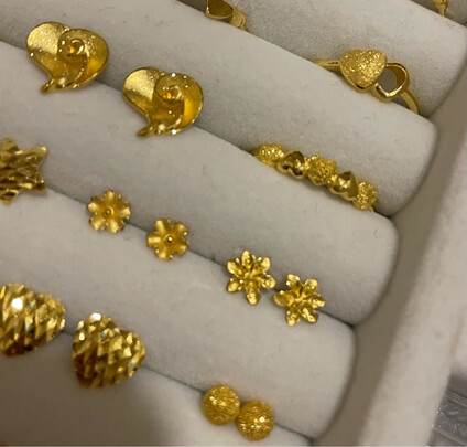 黄金耳钉