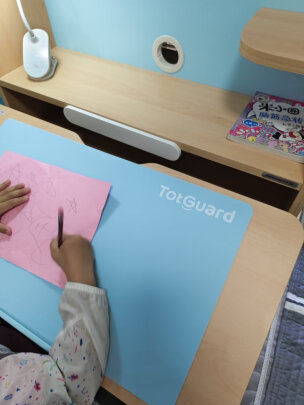图片[1] - 如何评价Totguard小学生学习桌椅110cm实木桌扶手椅MIX红？ - 淘实惠