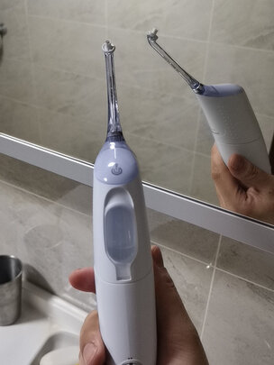 电动冲牙器 洁牙器 洗牙器 齿间清洁 白色》的用户评价:1,飞利浦冲牙